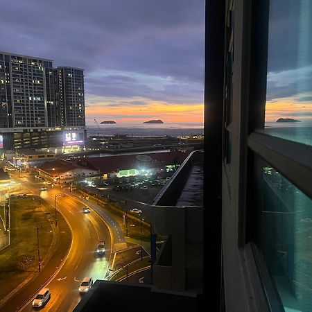 Botiza Suites At Jesselton Quay Кота Кинабалу Стая снимка