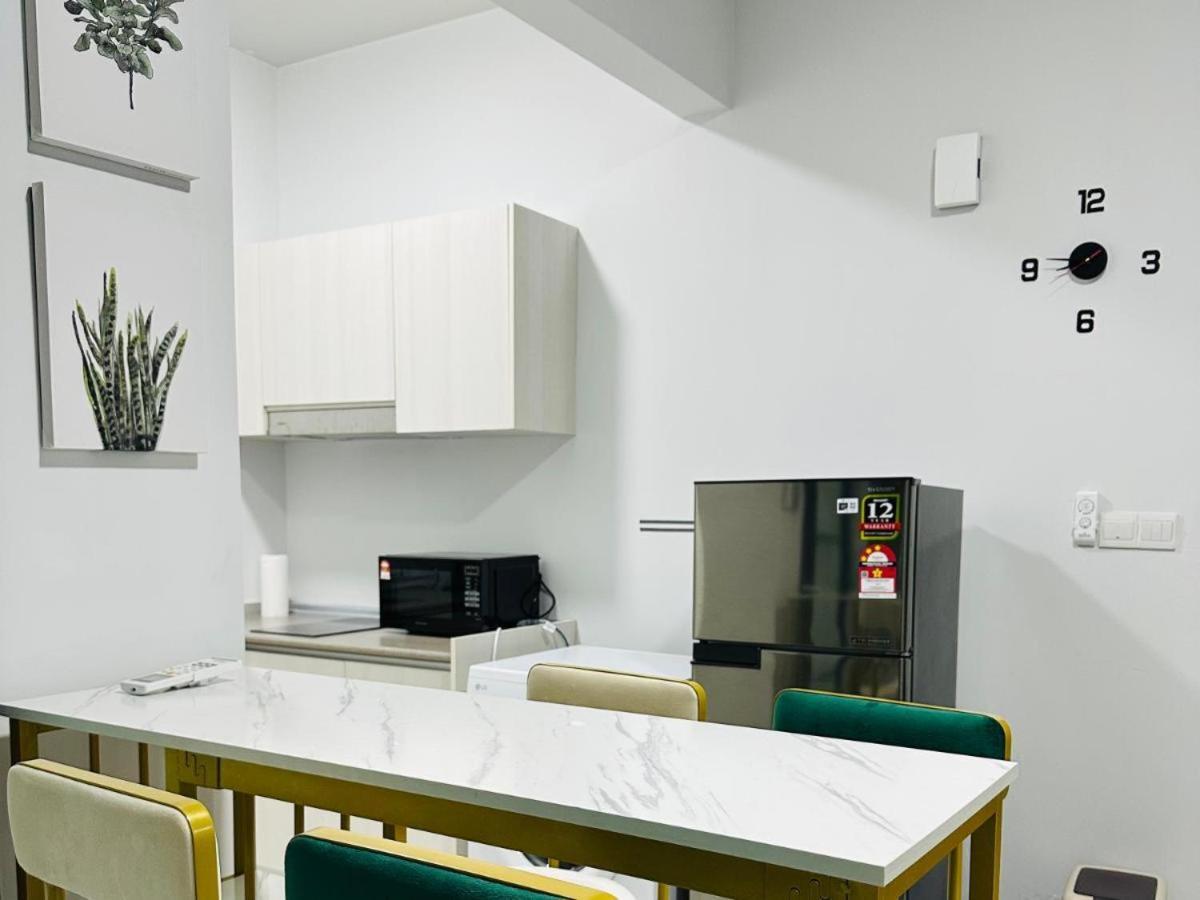 Botiza Suites At Jesselton Quay Кота Кинабалу Екстериор снимка