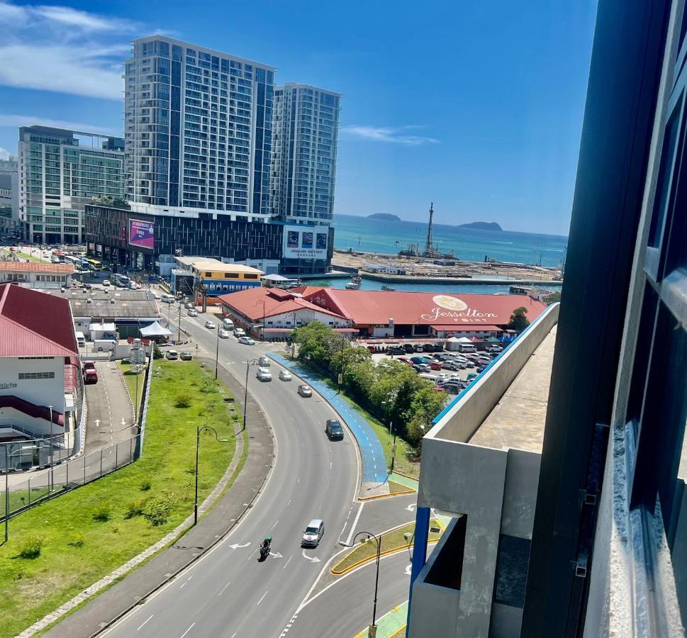 Botiza Suites At Jesselton Quay Кота Кинабалу Екстериор снимка