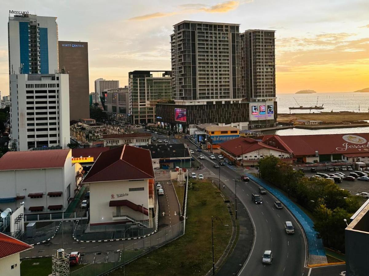 Botiza Suites At Jesselton Quay Кота Кинабалу Екстериор снимка